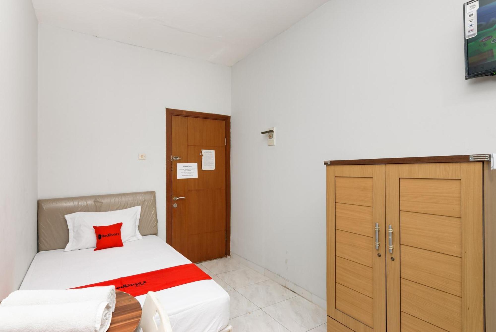 ホテル Reddoorz Near Mandaya Royal Hospital Puri タンゲラン エクステリア 写真