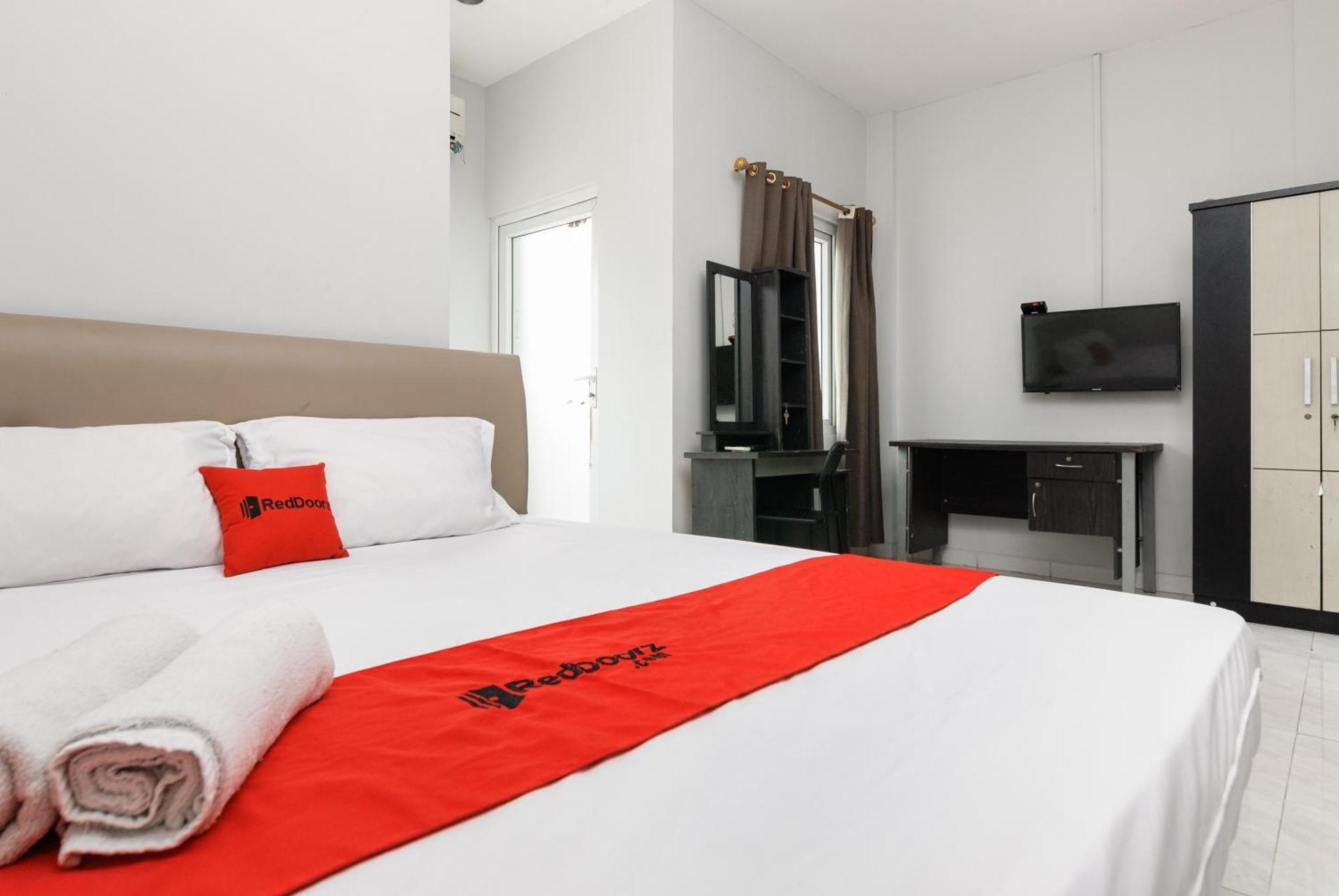 ホテル Reddoorz Near Mandaya Royal Hospital Puri タンゲラン エクステリア 写真
