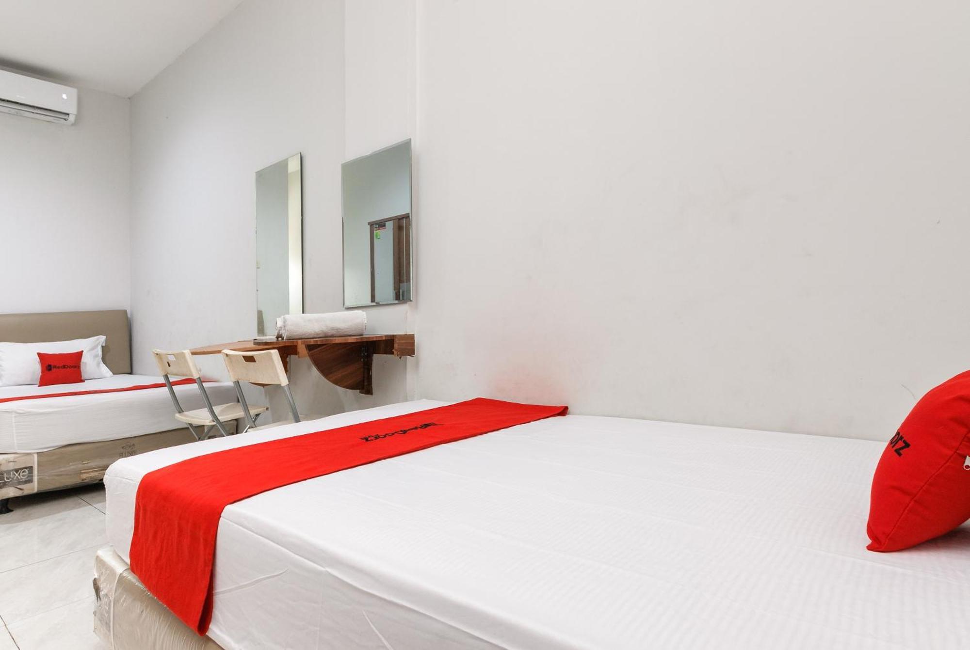 ホテル Reddoorz Near Mandaya Royal Hospital Puri タンゲラン エクステリア 写真
