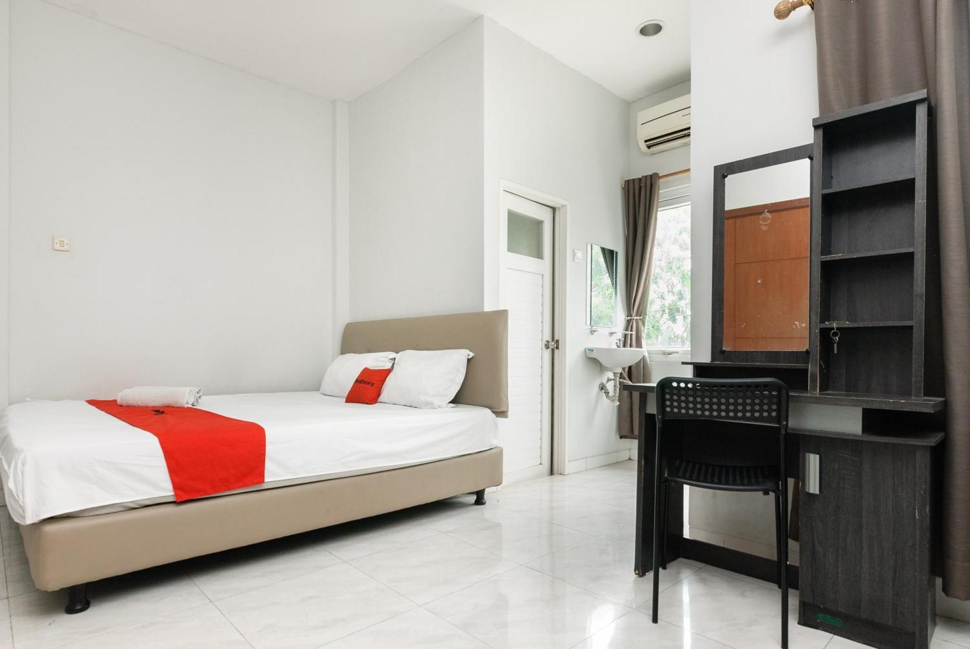 ホテル Reddoorz Near Mandaya Royal Hospital Puri タンゲラン エクステリア 写真