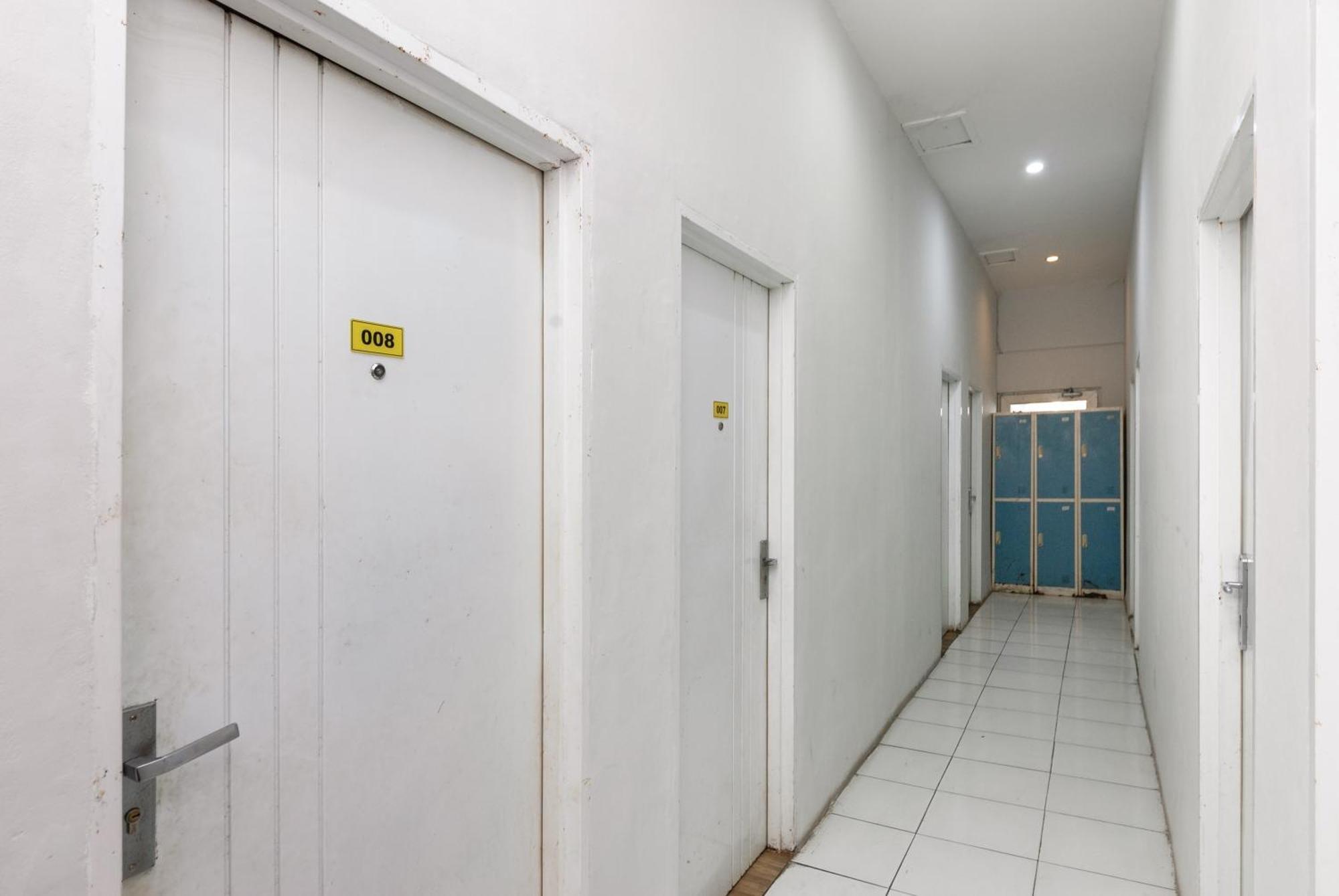 ホテル Reddoorz Near Mandaya Royal Hospital Puri タンゲラン エクステリア 写真