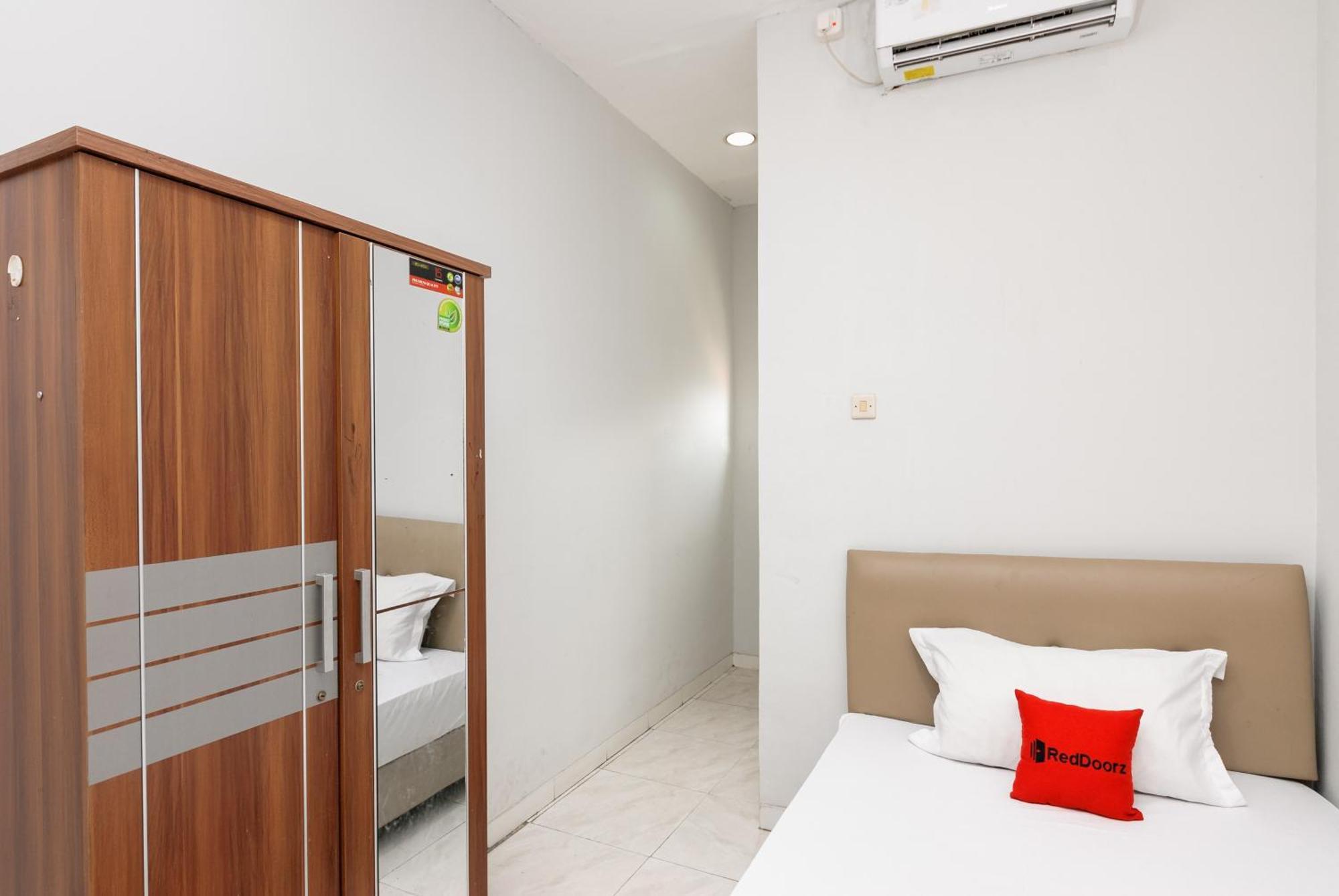 ホテル Reddoorz Near Mandaya Royal Hospital Puri タンゲラン エクステリア 写真