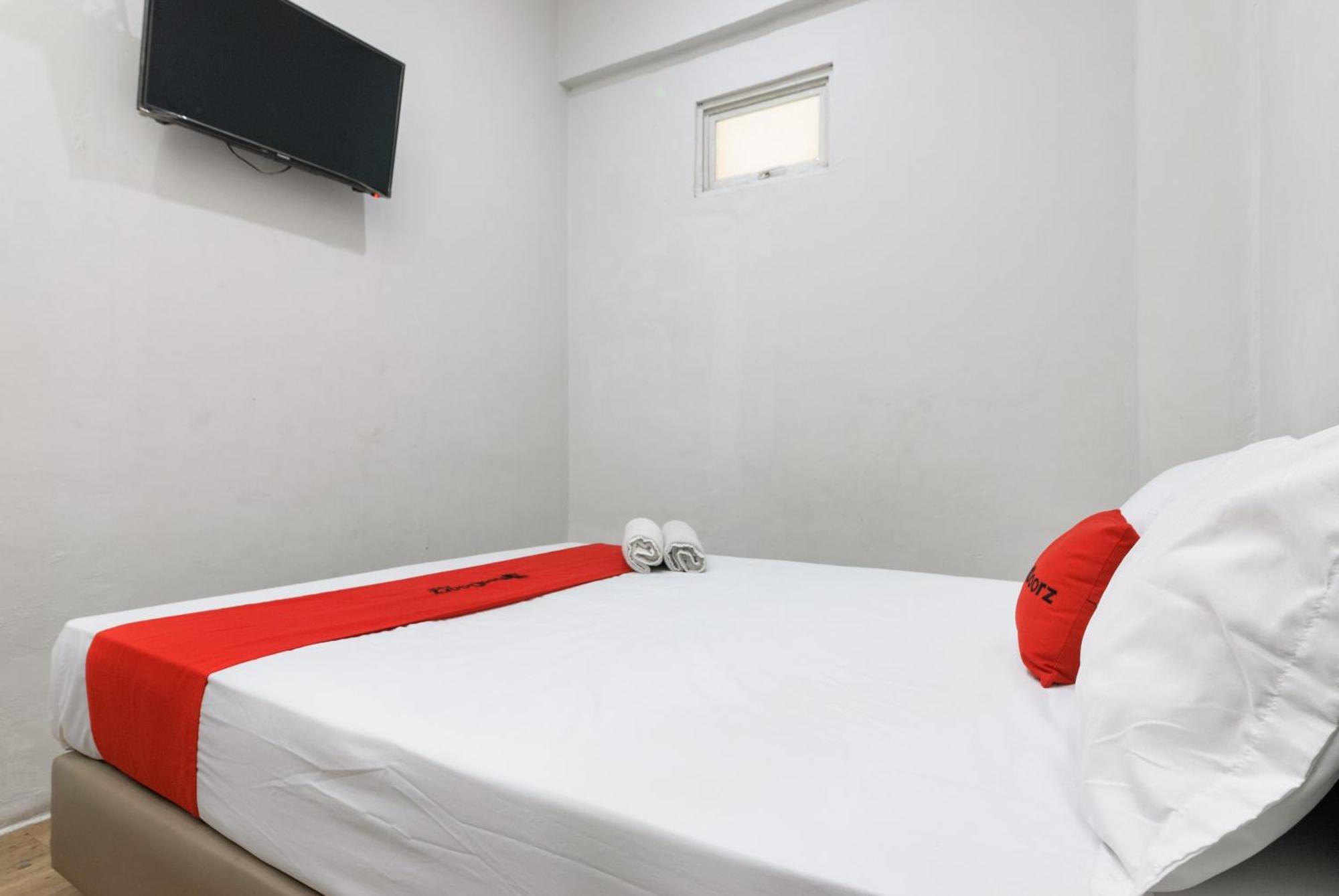 ホテル Reddoorz Near Mandaya Royal Hospital Puri タンゲラン エクステリア 写真