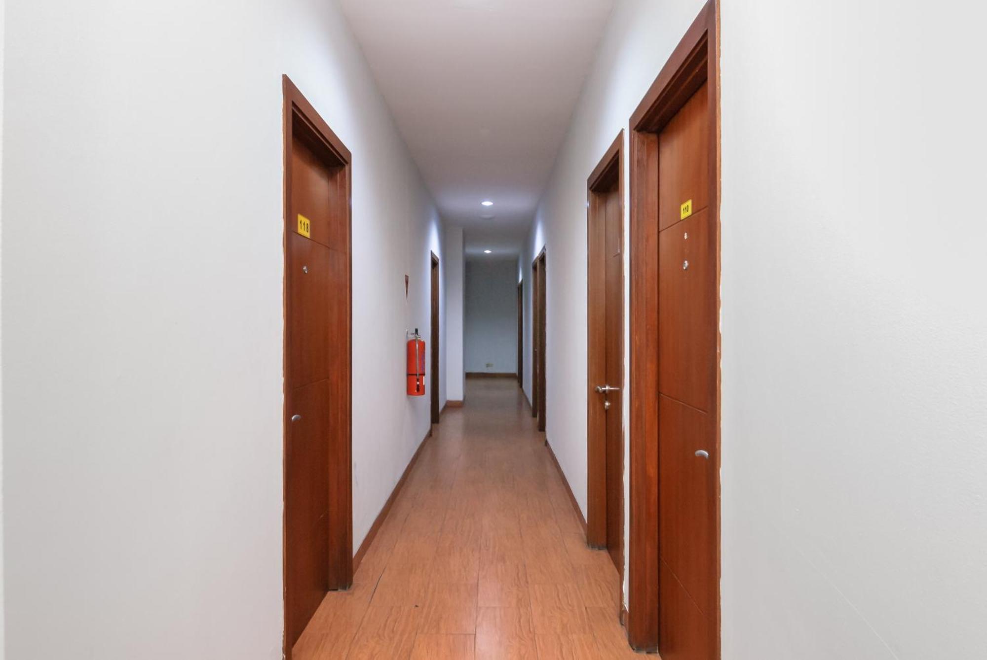 ホテル Reddoorz Near Mandaya Royal Hospital Puri タンゲラン エクステリア 写真
