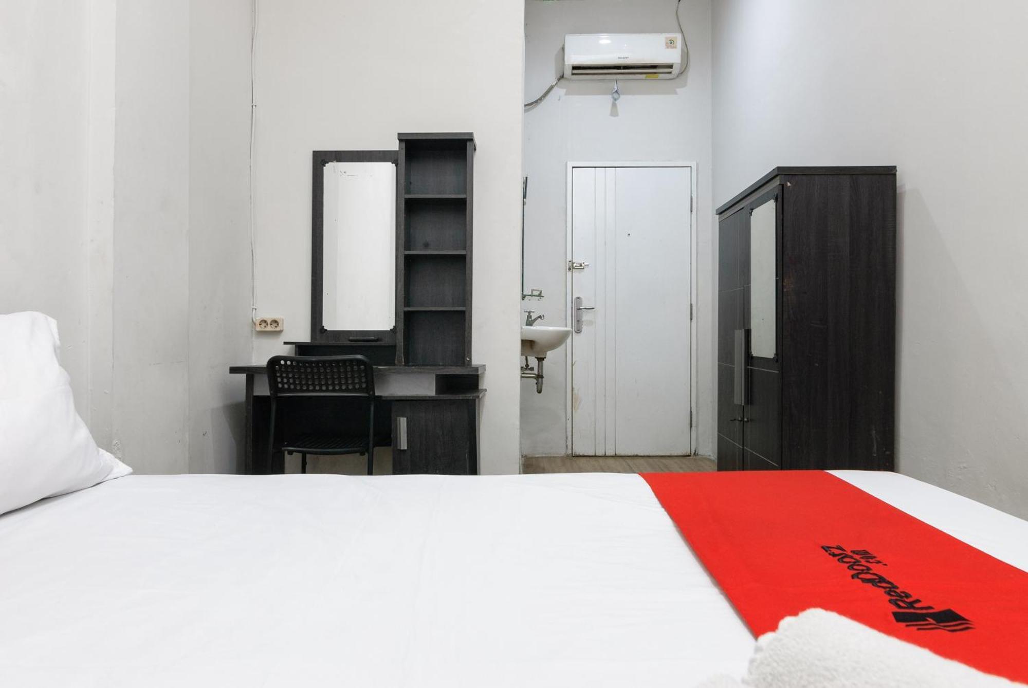 ホテル Reddoorz Near Mandaya Royal Hospital Puri タンゲラン エクステリア 写真