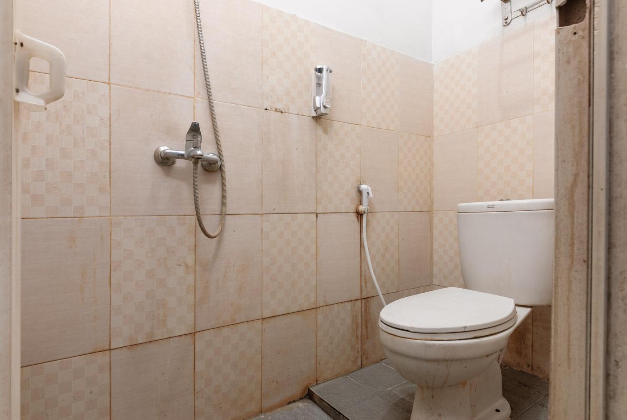 ホテル Reddoorz Near Mandaya Royal Hospital Puri タンゲラン エクステリア 写真