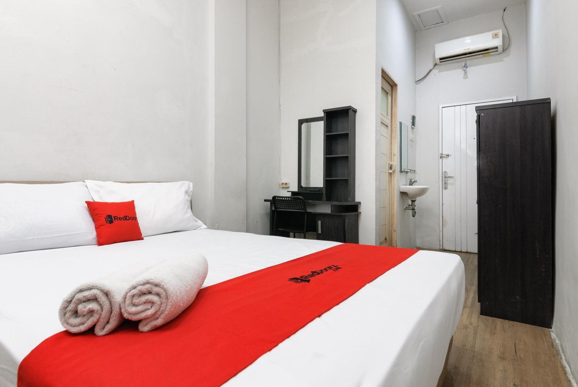 ホテル Reddoorz Near Mandaya Royal Hospital Puri タンゲラン エクステリア 写真