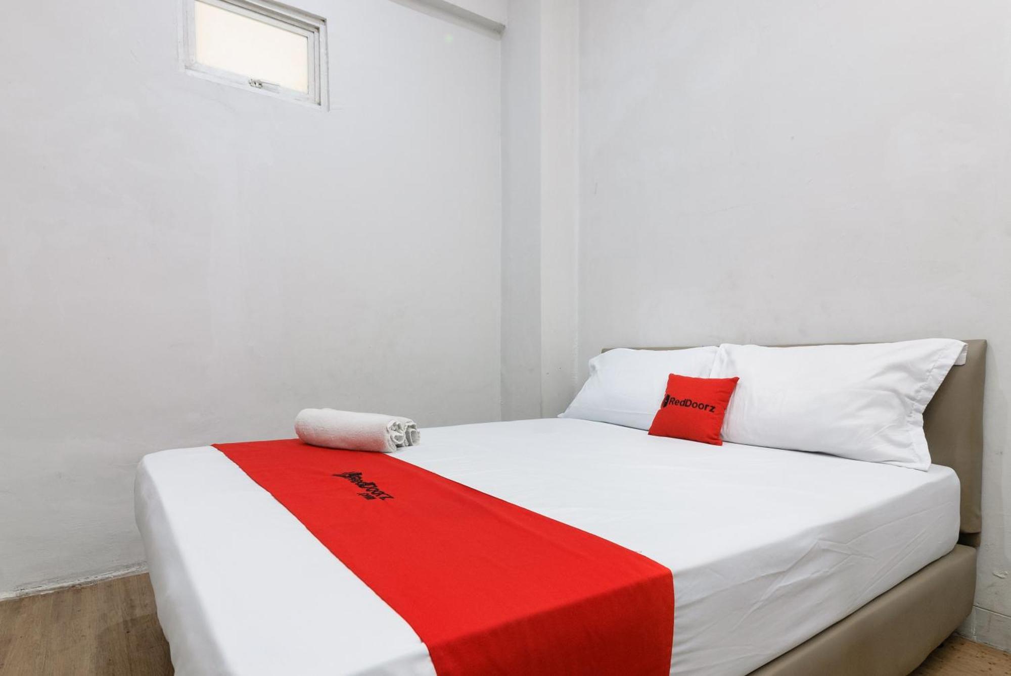 ホテル Reddoorz Near Mandaya Royal Hospital Puri タンゲラン エクステリア 写真